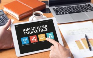 hợp tác với các influencer