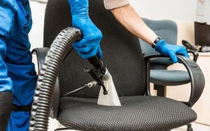 Vệ sinh ghế xoay văn phòng tại những vị trí ít bám bẩn